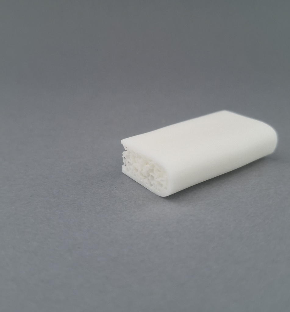 Губчатый блок с тремя кортикальными поверхностями 1х2х4.jpg Губчатый блок с тремя кортикальными поверхностями 1х2х4.jpg