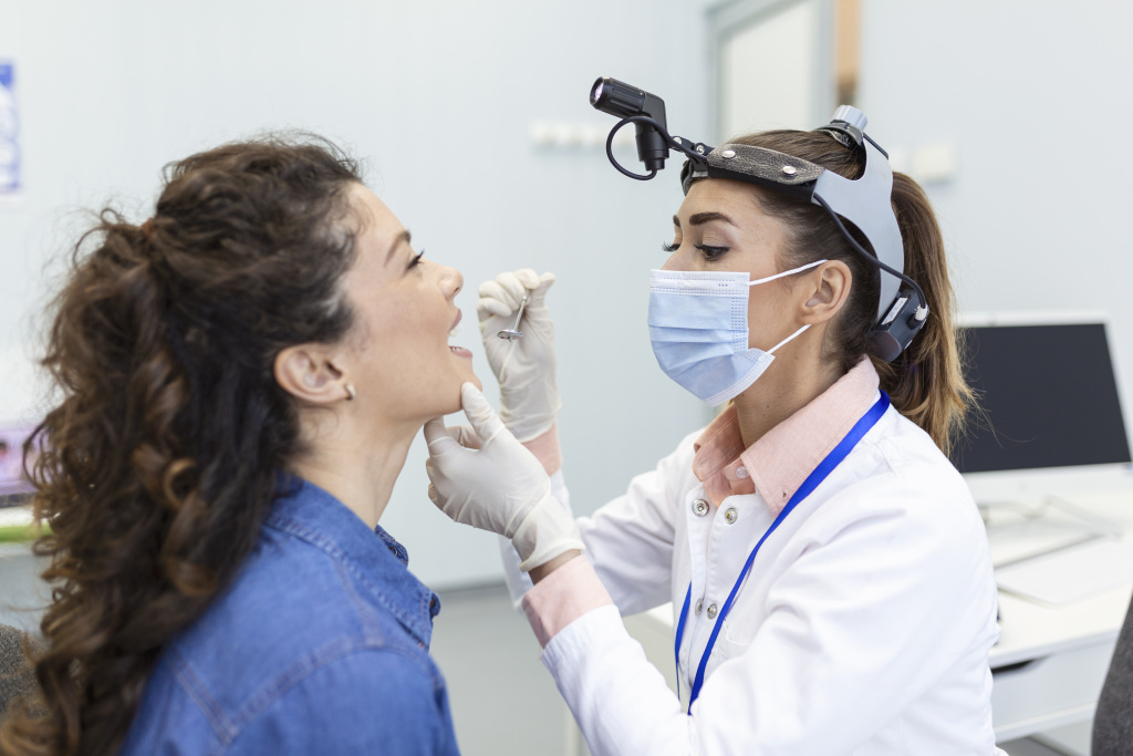 female-patient-opening-her-mouth-doctor-look-her-throat-otolaryngologist-examines-sore-throat-patient.jpg